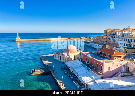 Luftaufnahme von Chania mit dem erstaunlichen Leuchtturm, Moschee, venezianischen Werften, Kreta, Griechenland. Stockfoto