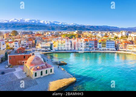 Luftaufnahme von Chania mit dem erstaunlichen Leuchtturm, Moschee, venezianischen Werften, Kreta, Griechenland. Stockfoto