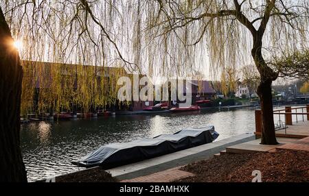 28. März 2020, Brandenburg, Lübben: In Lübben liegen viele Kanus und Boote am Rand oder im Bootshaus. Vor der Corona-Krise hätten sich viele Touristen an einem sonnigen Frühlingssamstag wie heute Boote ausleihen können. Foto: Annette Riedl / dpa Credit: Dpa Picture-Alliance / Alamy Live News Stockfoto