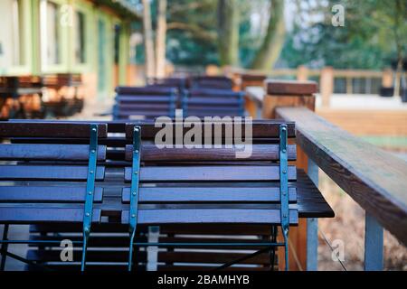 28. März 2020, Brandenburg, Lübben: Auf den Terrassen der Cafés und Restaurants in Lübben herrscht gähnende Leere. An einem sonnigen Frühlingssamstag wie heute wäre die Terrasse im Spreewald voller Touristen. Foto: Annette Riedl / dpa Credit: Dpa Picture-Alliance / Alamy Live News Stockfoto