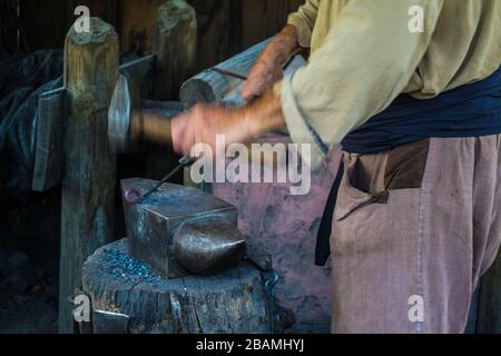 Schmied die Hände hämmern aus einem Werkzeug-01 Stockfoto