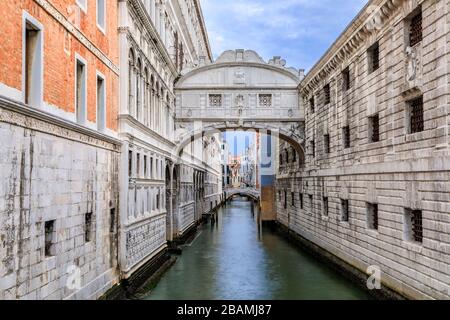 Brücke der Sighs über Rio di Palazzo oder Ponte dei Sospiri, eine der berühmtesten Brücken des Dogenpalasts entlang des Canal Grande in Venedig Italien bei Sonnenaufgang Stockfoto