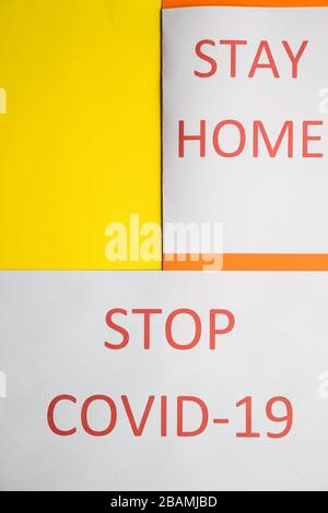 Wörter bleiben zu Hause, Konzept der Selbstquarantäne zu Hause als vorbeugende Maßnahme gegen Virusausbruch. Zu Hause bleiben während Pandemie.Empfehlung an Stockfoto