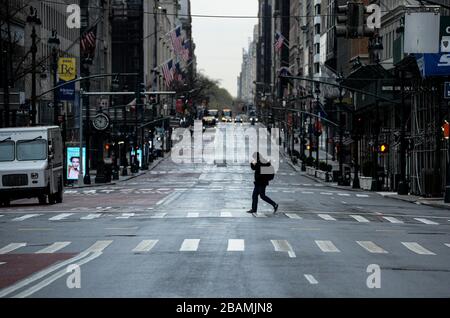 New Yorkmanhattan, USA. März 2020. Eine leere Straße in NYC Manhattan 5AV. NYC die COVID-19-Zahl der Todesopfer in der Stadt betrug 450 insgesamt 26.697. Marcus Santos. 28.03.20. New York Manhattan. Marcus Santos. Kredit: Marcus Santos/ZUMA Wire/Alamy Live News Stockfoto