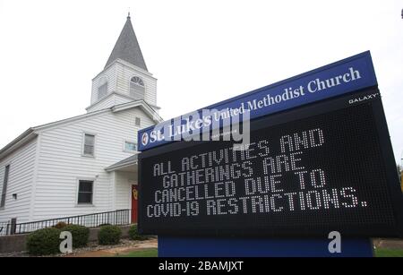 Afton, Vereinigte Staaten. März 2020. Die Nachricht auf dem Brett außerhalb der St. Luke's United Methodist Church teilt den Fahrern mit, dass die Kirche aufgrund der Befürchtungen von Coronavirus geschlossen ist, in Afton, Missouri, am Samstag, 28. März 2020. Foto von Bill Greenblatt/UPI Credit: UPI/Alamy Live News Stockfoto