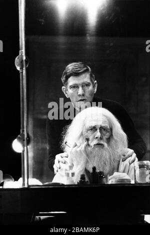 THE DRESSER von Ronald Harwood Set Design: Laurie Dennett Kostüme: Stephen Doncaster Beleuchtung: Mark Henderson Regisseur: Michael Elliott (hinten) Tom Courtenay (Norman), (vorne) Freddie Jones (Sir) Queen's Theatre, London W1 30/04/1980 Stockfoto