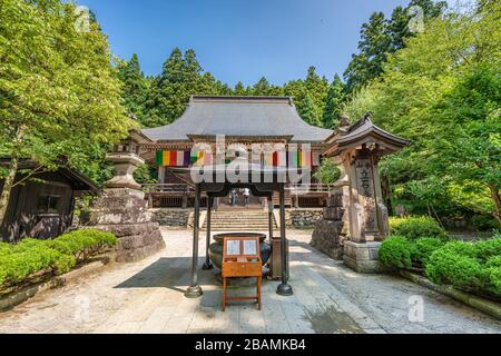 Yamagata, Japan - 31. Juli 2019: Jokoro Räucher-Brenner in der Konpon Chudo Halle des Yamadera-Tempels. Japans ältestes Gebäude aus Echholz Stockfoto