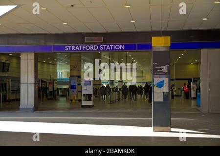 Die Einfahrt zum Bahnhof Stratford Place in East London. Stockfoto