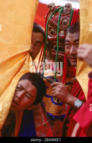 Ein Monktänzer erwartet seine Wendung, um den Tanzbereich bei Thimphu, dem jährlichen Tsehu-Festival in Bhutan, zu betreten. (12-10-89) BX54 Stockfoto