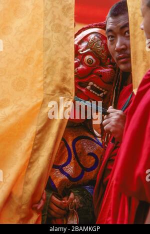 Ein Monktänzer erwartet seine Wendung, um den Tanzbereich bei Thimphu, dem jährlichen Tsehu-Festival in Bhutan, zu betreten. (12-10-89) BX54 Stockfoto