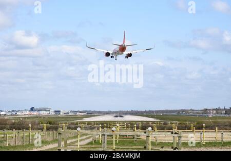 Ein easyJet Airbus A321-251NX Rufzeichen G-UZMH kommt an einem windigen Tag am Flughafen Gatwick an Land. Das Flugzeug landet im Winkel zur Landebahn. Stockfoto