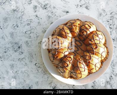 Ein selbstgebackener Kuchen wird von der Sonne angezündet. Am frühen Morgen. Frühstück. Hausgemachtes Backen mit Schokolade Stockfoto