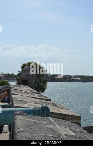 Eine Kanonenansicht vom Castillo de San Marcos über die Mantanzas Bay in Saint Augustine, Florida. Stockfoto