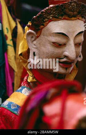 Ein mit einer blassen Maske bekleideter Monktänzer wartet auf den Eintritt in den Tanzbereich bei Bhutans jährlichem Thimphu Tsechu Festival. 12-10-89) BX58 Stockfoto