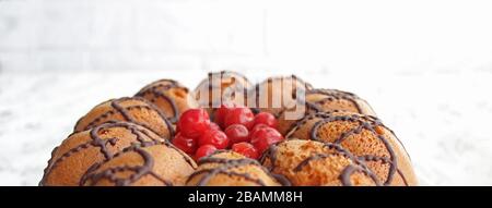 Hausgemachter Kuchen mit frischer Kirsche auf dunklem Hintergrund, Draufsicht, Kopierraum Stockfoto