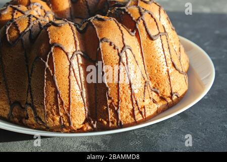 Ein selbstgebackener Kuchen wird von der Sonne angezündet. Am frühen Morgen. Frühstück. Hausgemachtes Backen mit Schokolade Stockfoto