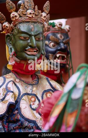 Zwei Monch-Tänzer, die große Masken tragen, warten auf den Tanzbereich bei Bhutans jährlichem Thimphu Tsehu Festival.(12-10-89) BX59 Stockfoto