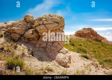 Ein Felsvorsprung an einem sonnigen Sommertag im Badlands National Park in South Dakota. Stockfoto