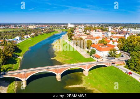 Panoramablick auf die Stadt Sisak in Kroatien von Drohne, Altstadt und Brücke über den Fluss Kupa Stockfoto