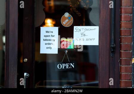 London, Großbritannien. März 2020 Restaurant mit 50 % Rabatt für NHS-Mitarbeiter in Teddington während der Coronavirus-Krise Andrew Fosker/Alamy Live News Stockfoto