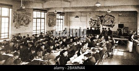 Etwa 1949 Foto - Bournville Model Village & - Cadbury Brothers Chocolate Company (Birmingham, Großbritannien) entwarf eine moderne Fabrikkantine, die hier voller Jugendlicher zu sehen war. ( das Modelldorf hatte Kinder- und Juniorschulen, die School of Art und eine Day Continuation School; ursprünglich für junge Cadbury-Mitarbeiter bestimmt) Stockfoto