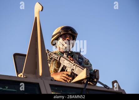 KAPSTADT, SÜDAFRIKA - Samstag, 28. März 2020: Mitglieder des South African Police Service und der South African National Defence Force stationieren an einer Straßensperre auf der vielbefahrenen Autobahn R300, nachdem die südafrikanische Regierung eine 21-tägige COVID-19-Sperre als Teil der Erklärung des Staates der nationalen Katastrophe durch Präsident Cyril Ramaphosa ausgerufen hatte. Das Gesundheitsministerium hat die Bewohner aufgefordert, die Vorschriften zu beachten, Hygiene zu üben, zu Hause zu bleiben und soziale Distanzierungen zu praktizieren. Foto von Roger Sedres Stockfoto