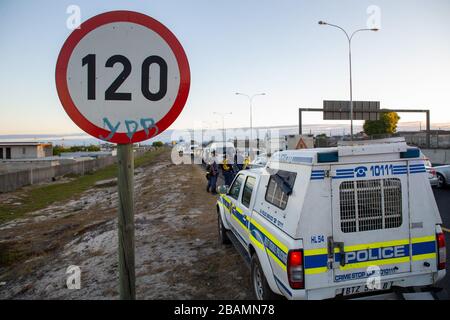 KAPSTADT, SÜDAFRIKA - Samstag, 28. März 2020: Mitglieder des South African Police Service und der South African National Defence Force stationieren an einer Straßensperre auf der vielbefahrenen Autobahn R300, nachdem die südafrikanische Regierung eine 21-tägige COVID-19-Sperre als Teil der Erklärung des Staates der nationalen Katastrophe durch Präsident Cyril Ramaphosa ausgerufen hatte. Das Gesundheitsministerium hat die Bewohner aufgefordert, die Vorschriften zu beachten, Hygiene zu üben, zu Hause zu bleiben und soziale Distanzierungen zu praktizieren. Foto von Roger Sedres Stockfoto