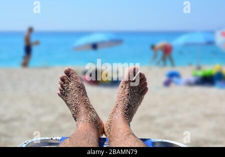 Sommerferienkonzept, Strand-Entspannung, Blick auf den Strand Freizeitangebote von Sonnenliegen, Pefkari Strand, Thassos Insel, Griechenland Stockfoto