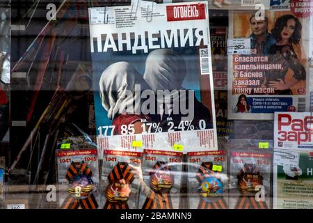 Moskau, Russland. 28.. März 2020 Fenster eines Zeitungskiosks im Zentrum der Moskauer Boulevardzeitungen mit Schlagzeilen über die Coronavirus-Epidemie COVID-19 in Russland. Nahaufnahme im Zentrum der Fotografie der Zeitschrift Ogonyok mit dem Titel „Pandemic“ auf der Titelseite der Zeitschrift Stockfoto