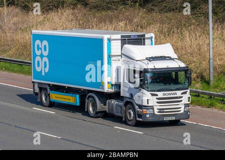 Co-op Kühlladen Transport Lieferwagen, LKW, Transport, LKW, Frachtführer, Scania Vehicle, European Commercial Transport, Industry, M61 in Manchester, Großbritannien Stockfoto