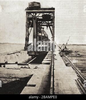 Ein historisches Foto, das das Gebäude eines der 60 Tore der Lloyd Barrage (heute Sukkur Barrage genannt) über den Indus in der Provinz Sindh in Pakistan zeigt, das während des britischen Raj von 1923 bis 1932 gebaut wurde. Es ist eines ihrer prestigeträchtigsten Bewässerungssysteme. Stockfoto