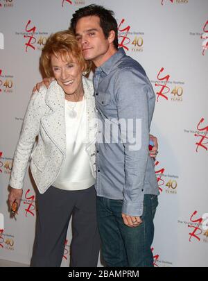 LOS ANGELES, CA - 26. MÄRZ: Greg Rikaart nimmt an der 40-jährigen Jubiläumsfeier "The Young & the Restless" in CBS Televison City am 26. März 2013 in Los Angeles, Kalifornien, Menschen: Jeanne Cooper, Greg Rikaart Credit: Storms Media Group/Alamy Live News, mit Stockfoto