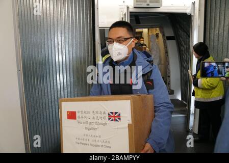 (200328) - London, 28. März 2020 (Xinhua) - ein Team von medizinischen Arbeitern aus der ostchinesischen Shandong-Provinz kommt am 28. März 2020 am Flughafen Heathrow in London, Großbritannien an. Eine Gruppe chinesischer medizinischer Arbeiter kam am Samstag nach London, um im Kampf gegen COVID-19 zu helfen. Das 15-köpfige Team aus der Provinz Shandong umfasst sechs medizinische Experten, die sich unter anderem auf Prävention und Kontrolle von Krankheiten, traditionelle chinesische Medizin und westliche Medizin sowie psychologische Beratung spezialisiert haben. (Shandong Medical Team/Handout über Xinhua) Stockfoto