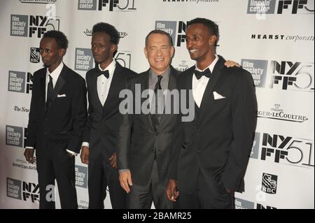 Manhattan, Vereinigte Staaten Von Amerika. Dez. 2008. NEW YORK, New York - 27. SEPTEMBER: Barkhad Abdi Mahat M.Ali Tom Hanks Faysal Ahmed Tom Hanks Mahat M. Ali besucht die Eröffnungsnacht Gala-Weltpremiere von 'Kapitän Phillips' während des 51. New York Film Festivals in der Alice Tully Hall im Lincoln Center am 27. September 2013 in New York City Menschen: Barkhad Abdi Mahat M.Ali Tom Hanks Faysal Ahmed, Tom Hanks Mahat M. Ali Credit: Storms Media Group/Alamy Live News Stockfoto