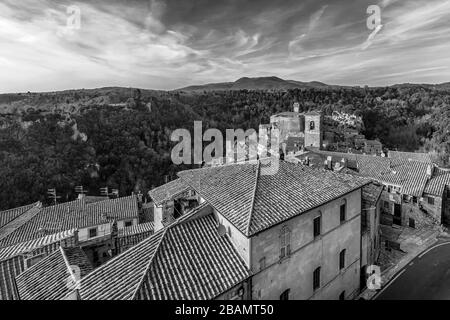 Herrliche Aussicht auf das historische Zentrum und den Masso Leopoldino di Sorano von der Festung Orsini, Grosseto, Toskana, Italien, in Schwarzweiß Stockfoto