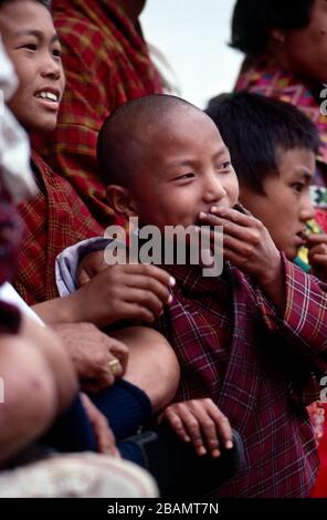 Ein junger, bhutanischer Junge genießt die Gings auf Bhutans jährlichem Thimphu Tsechu. Stockfoto