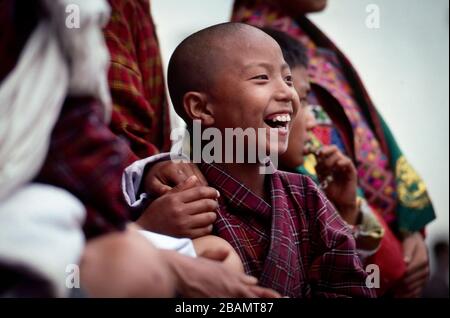 Ein junger, bhutanischer Junge genießt die Gings auf Bhutans jährlichem Thimphu Tsechu. Stockfoto