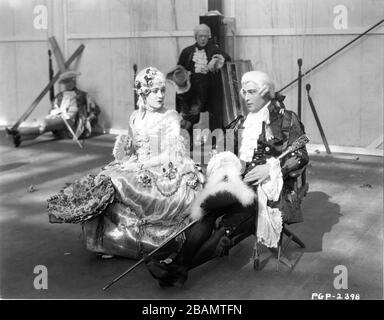 GLORIA SWANSON und RUDOLPH VALENTINO auf Set Candid in Kostüm während der Dreharbeiten zu BEYOND THE ROCKS 1922 Regisseur SAM WOOD Novel ELINOR GLYN berühmte Spieler - Lasky Corporation / Paramount Pictures Stockfoto