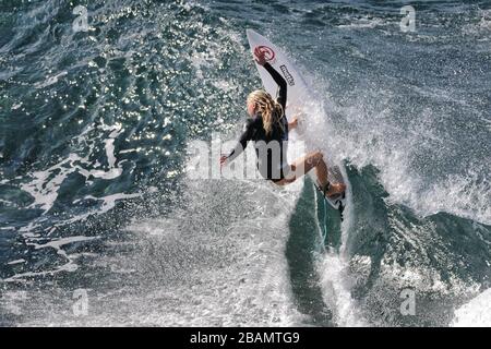 Pro Surfer, Evelinne Hooft beim Surfen in der Honolua Bay auf Maui. Stockfoto