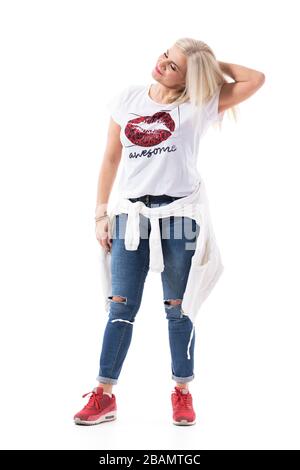 Entspannt candid mittleren Alters hübsche Casual Frau, die sorgenfrei mit geschlossenen Augen Haare berührt. Vollständiger Körper isoliert auf weißem Hintergrund. Stockfoto