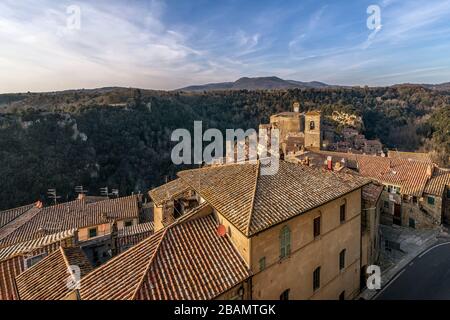 Herrliche Aussicht auf das historische Zentrum und den Masso Leopoldino di Sorano von der Festung Orsini, Grosseto, Toskana, Italien Stockfoto