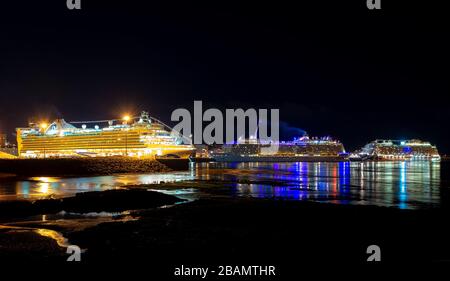 Saint John, NB, Kanada - 29. Oktober 2019: Die Kreuzfahrtschiffe Caribbean Princess, Anthem of the Seas und Regal Princess in Port at Night on the Last da Stockfoto