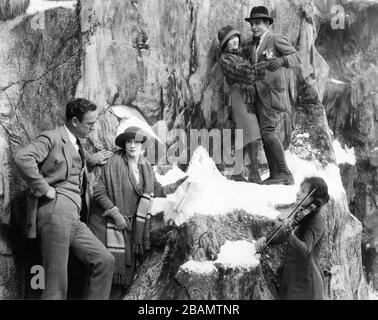 Regisseur SAM WOOD Writer ELINOR GLYN RUDOLPH VALENTINO GLORIA SWANSON und weibliche Geigerin, die Mood Music auf Set Candid Dreharbeiten JENSEITS DER FELSEN 1922 Roman ELINOR GLYN berühmte Spieler - Lasky Corporation / Paramount Pictures spielt Stockfoto