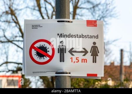 NÜRNBERG, DEUTSCHLAND - 27. März 2020: Melden Sie sich in deutscher Sprache an, um aufgrund des Corona-Virus einen Mindestabstand von 1,5 m zu halten Stockfoto