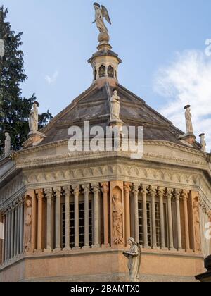 Detail der Spitze der Baptistie von Bergamo Stockfoto