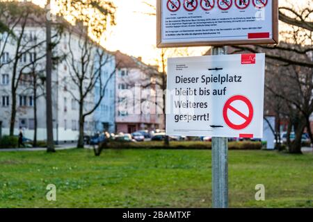 NÜRNBERG, DEUTSCHLAND - 27. März 2020: Melden Sie sich auf Deutsch über einen geschlossenen Spielplatz aufgrund der Corona-Virus-Nahaufnahme an Stockfoto