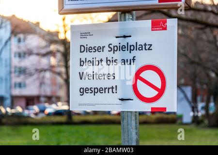 NÜRNBERG, DEUTSCHLAND - 27. März 2020: Melden Sie sich auf Deutsch über einen geschlossenen Spielplatz aufgrund der Corona-Virus-Nahaufnahme an Stockfoto