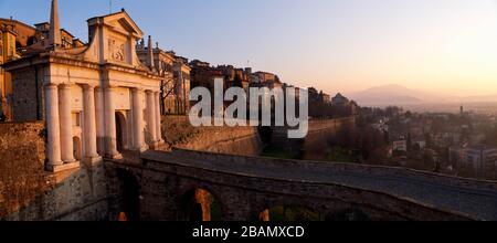 Porta San Giacomo und die großen Venetianischen Mauern von Bergamo bei Sonnenaufgang, Bergamo Città Alta, Italien Stockfoto