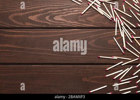 Passt auf einem weiß isolierten Hintergrund. Spiele auf Holzhintergrund. Stimmt Überein Stockfoto