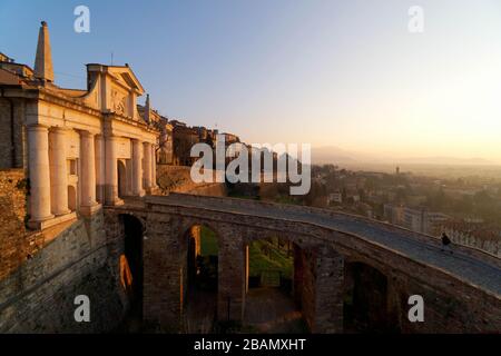 Porta San Giacomo und die großen Venetianischen Mauern von Bergamo bei Sonnenaufgang, Bergamo Città Alta, Italien Stockfoto